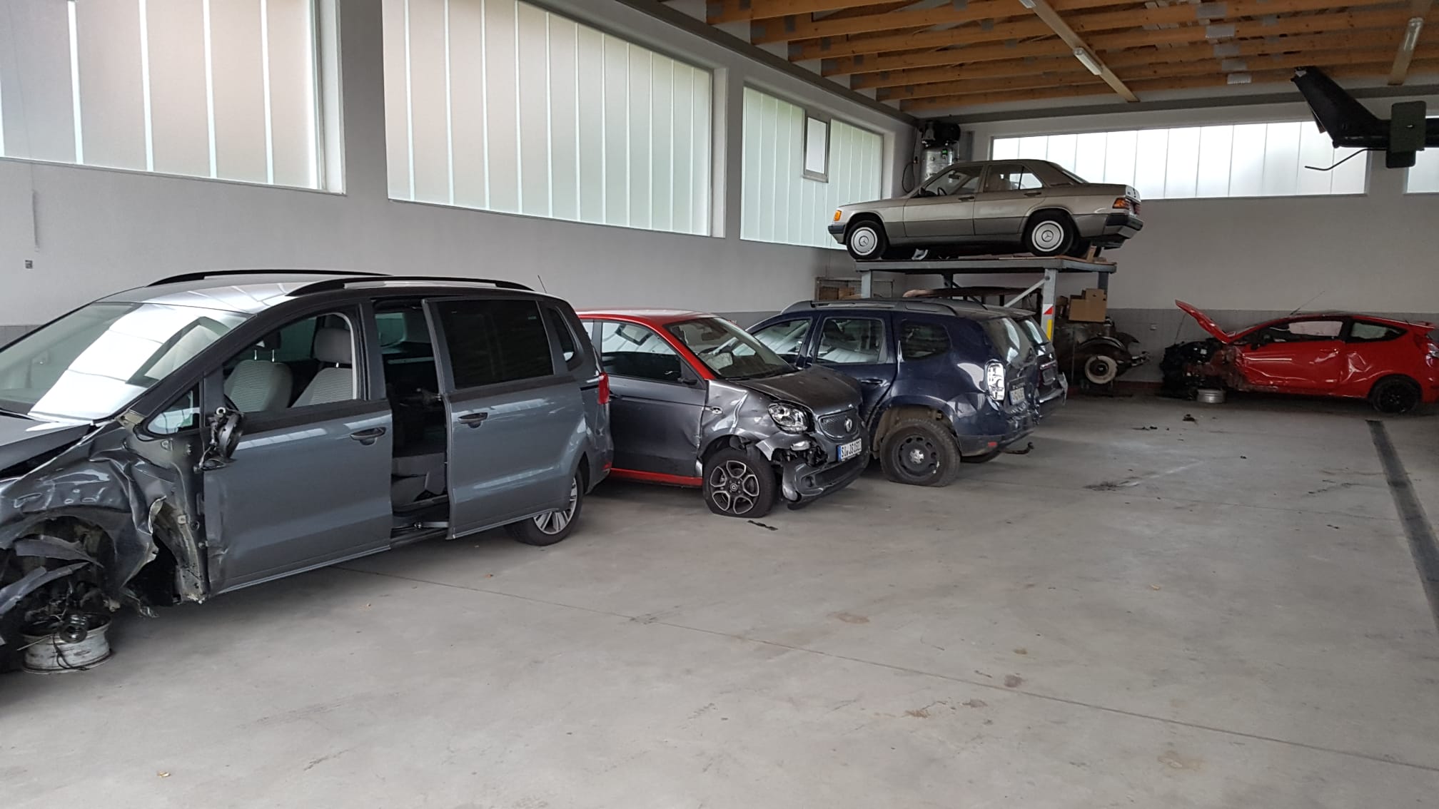 Fahrzeuge in der Halle vor Wetter geschützt